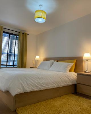 Large Bed in a luxuriously furnished Guests-Only home, Own Bathroom, Free WiFi, West Thurrock