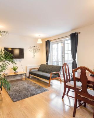 Elegant 2 Bedroom City Centre Apartment - Free Parking - Private Balcony