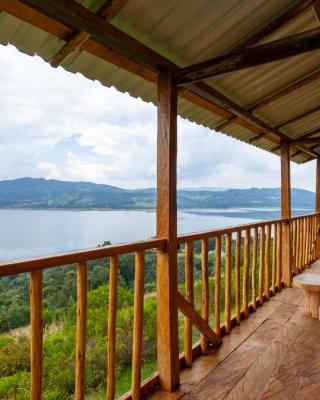 Hermosa cabaña con vista al Embalse de Tomine