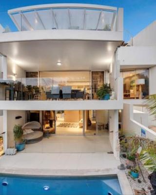 Pandanus Beach House - Direct Beach Access