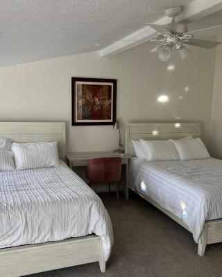 Large Bedroom With 2 Queen Bed