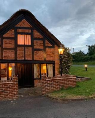 Cosy Cottage next to Farmers Arms Country pub.