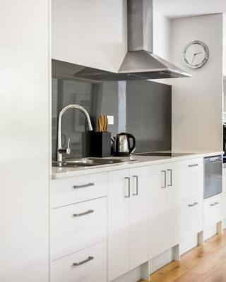 Forest View Apartment with Parking and Garden