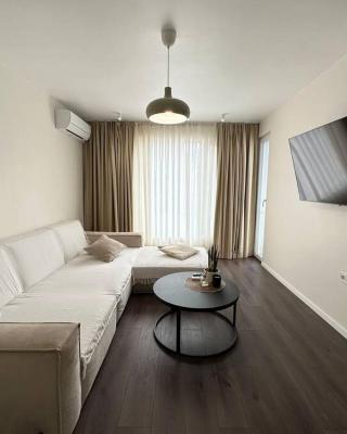 New luxury furnished apartment - beach, Varna center & fast Wi-FI