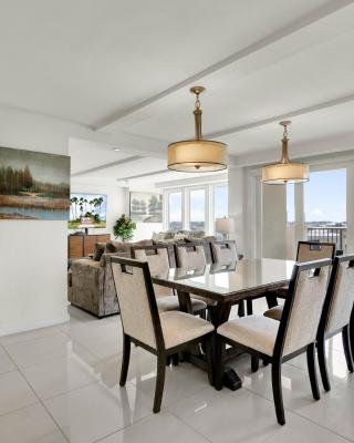 Stunning Bayview! Large condo in beachfront resort with shared pools and jacuzzi