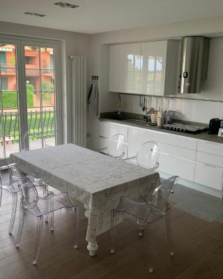Ampio Appartamento con vista lago, sauna e camino Golf club Margara