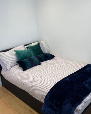 Double Room with shared bathroom in private self-contained flat you will share with one other person in family house 2 minutes walk from Tufnell Park tube station 15 minutes walk from Camden Town