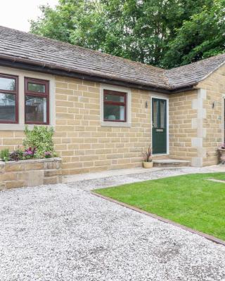 Large 2-Bedroom Bungalow near Airedale Hospital, Keighley, Convenient Location with Parking