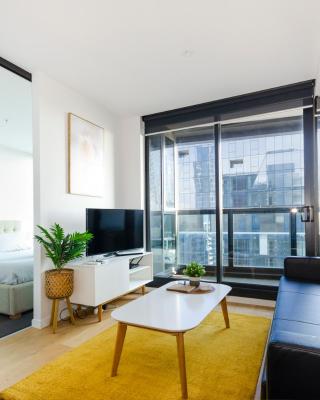 2BR CBD pad, city views, free parking, pool, gym