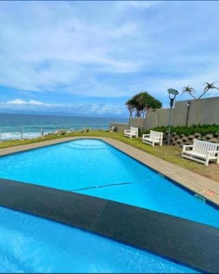 Whale Rock, Modern Beachfront Apartment