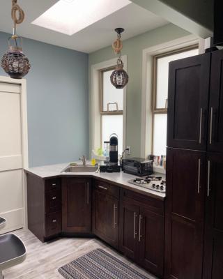 Bright and Cozy 1 Bedroom Suite