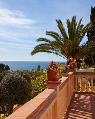 Lovely house a few steps to the beach with sea view