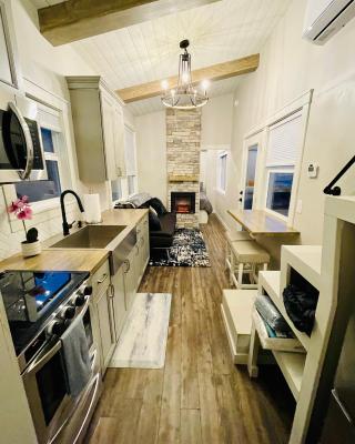 Delightful Tiny Home w/ 2 beds and indoor fireplace