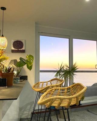 Stunning Sea View Two Double Bedroom Apartment - With Balcony - Opposite Beachfront Walk
