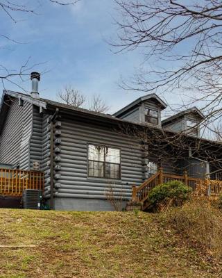3 Bedroom Log Cabin Condo close to Everything!