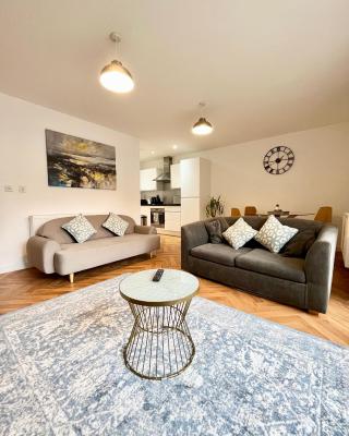 2 Double beds OR 4 Singles, 2 Bathrooms, FREE PARKING, Smart TV's, Close to Gunwharf Quays, Beach & Historic Dockyard