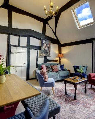 Loft Cottage by Spa Town Property - 2 Bed Tudor Retreat Near to Stratford-upon-Avon, Warwick & Solihull