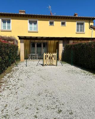 Appartamenti Teresa & Adele, 2 km dal mare, 2 bagni, giardino recintato, WIFI, posto auto