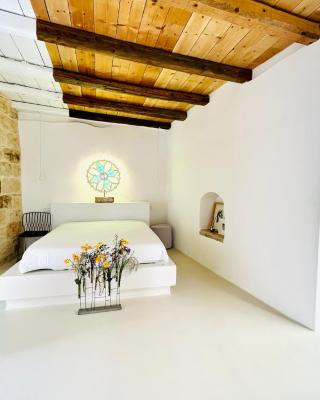Hydria Guest House Art Gallery Dimora d artista con terrazza e vasca idromassaggio nel cuore del borgo antico Artists Home with terrace and jacuzzi in the heart of the old town