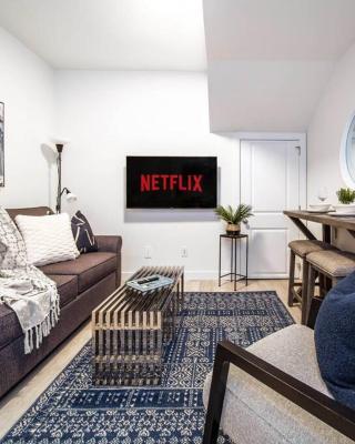 *NEW* Modern Suite King Bed! Netflix! Sleeps 4!