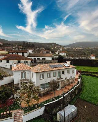 Coliving The VALLEY Portugal PRIVATE BEDROOMS, SHARED FEMALE BEDROOM with a bed and futons, SHARED MALE BEDROOM with a bed and futons, shared bathrooms and a coworking space