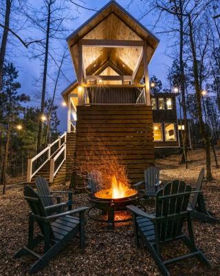 Haven Hideaway, New Luxury Cabin w/ hot tub and fire pit