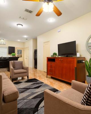 Hummingbird Haven 7 w King bed free parking Patio