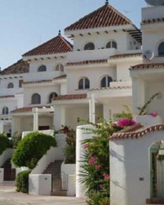 Modern Townhouse 7 mins walk from the beach and 15 mins from port