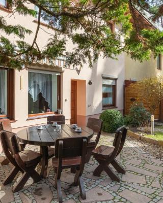 Holiday House "Słoneczna" with Garden by Noclegi Renters