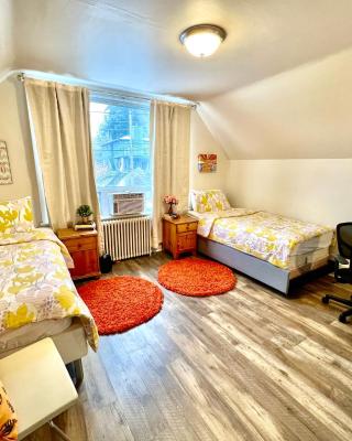 Private Room with 2 Twin Beds- Air Conditioning and Shared Bathrooms