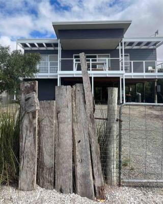 Beachfront 4 Bedroom Home in Nepean Bay