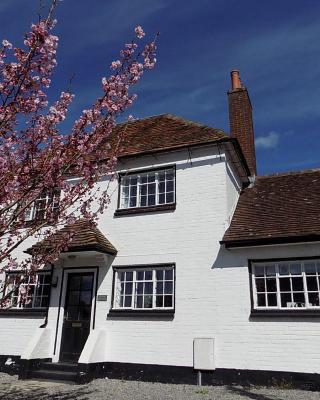 Double Award Winning, Stunning 1700's Grd 2 listed cottage near Stonehenge - Elegantly Refurbished Throughout