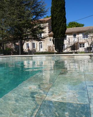 Mas de la Roule, 4 studios, piscine chauffée, studio SPA, parc 2 ha, Pont d'Avignon à pied