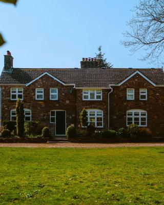 Beautiful 5 bedroom house with hot tub & fire pit