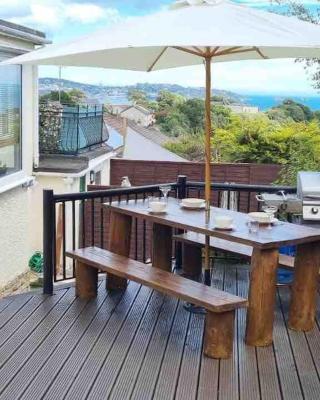 3 Bedroom Bungalow with great Sea Views, Private Hot Tub & Gardens