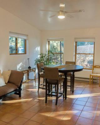 Peaceful Santa Fe Forest Home, Comfy and Well-equipped