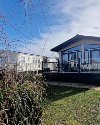 Stunning 6 Berth Lodge With Decking At Manor Park In Hunstanton Ref 23064k