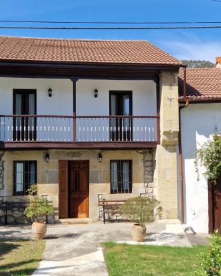 Casa rústica con jardín en Pesués