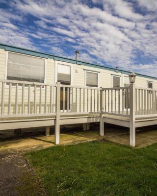 Caravan With Decking At Manor Park, Nearby Hunstanton Beach Ref 23013c