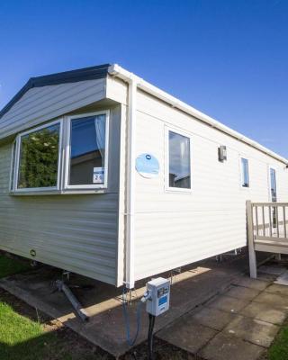 Lovely 6 Berth Caravan With Decking For Hire In Norfolk Ref 50026k