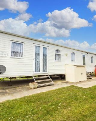 8 Berth Caravan For Hire At California Cliffs Holiday Park In Norfolk Ref 50046l