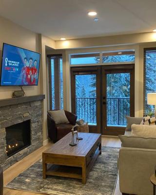 Cozy Modern Ski-in & Ski-out, Hot Tub, Townhouse