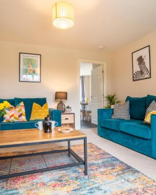 Saltbox Stays - 3 Bed with off-street parking, fast Wifi, sleeps 7, Central location