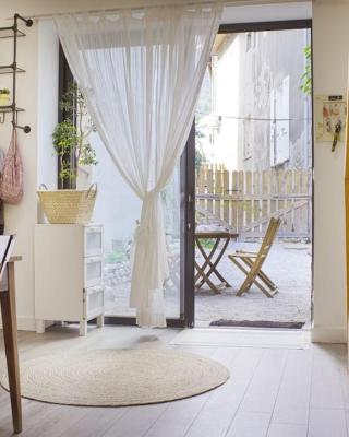 Duplex dans village avec jardin