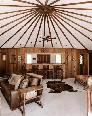 Cabin with Treehouse Views, 3 King Beds, 4 Bunks, and Large Hot Tub!