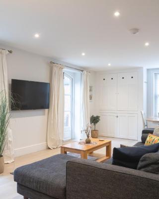 Spacious 2BR Victorian Cheltenham flat in Cotswolds Sleeps 6 - FREE Parking