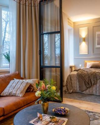 Luxury Getaway - One-Bedroom Suite w Fireplace