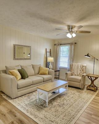 Cozy French Cottage 1/2 mi from Covington Square