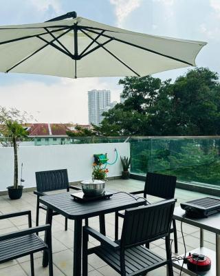 Paragon Residence 8-12pax-Big Balcony with BBQ