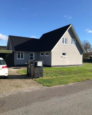 hyggeligt byhus tæt ved skov og togstation